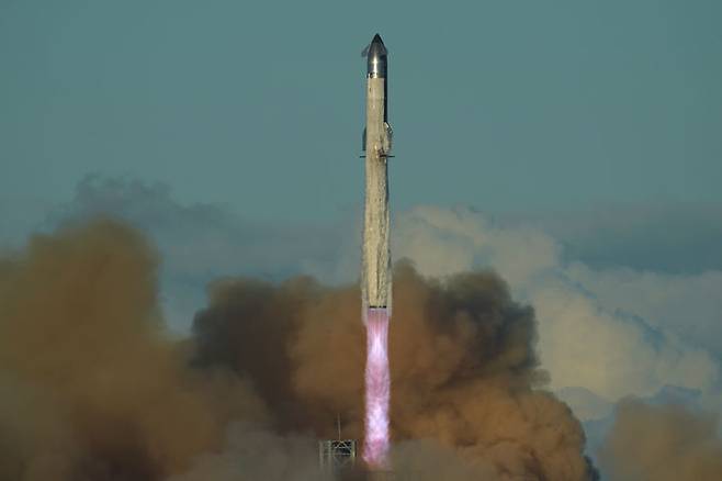 [보카치카=AP/뉴시스] 스페이스X의 대형 우주선(메가 로켓) 스타십이 13일(현지 시간) 미 텍사스주 보카치카 해변의 스타베이스 기지에서 11번째 시험 발사되고 있다. 2025.10.14.