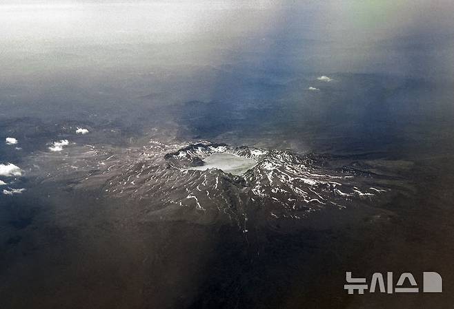 [옌볜=뉴시스] 정병혁 기자 = 지난해 6월 연길공항에서 인천공항으로 가는 비행기에서 바라본 백두산 천지가 장관을 이루고 있다. (공동취재) 2025.06.15. photo@newsis.com