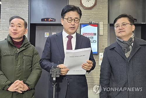 친한계 김종혁 전 최고위원, 국민의힘 윤리위 출석 뒤 인터뷰 (서울=연합뉴스) 조다운 기자 = 국민의힘 김종혁 전 최고위원이 19일 서울 여의도 국민의힘 중앙당사에서 열린 윤리위원회에 출석한 뒤 취재진과 인터뷰하고 있다. 2026.1.19 allluck@yna.co.kr