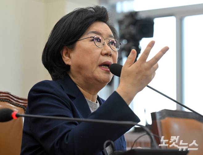 이혜훈 기획예산처 장관 후보자가 지난 23일 서울 여의도 국회에서 열린 재정경제기획위원회 인사청문회에서 의원 질의에 답변을 하는 모습. 윤창원 기자