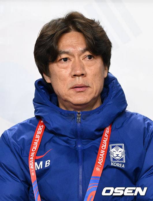 [OSEN=고양, 이대선 기자] 대한민국 대표팀이 홈에서 오만에 1-1로 비겼다.&nbsp;홍명보(56)&nbsp;감독이 이끄는 한국 축구 대표팀은 20일 오후 8시 고양종합운동장에서 열린 2026 국제축구연맹(FIFA) 북중미 월드컵 아시아지역 3차 예선 B조 7차전 오만과 맞대결을 치러 1-1로 비겼다.이로써 한국은 승점 15점(4승 3무)을 기록하며 B조 1위를 유지했다.경기에 앞서 한국 홍명보 감독이 그라운드를 바라보고 있다. 2025.03.20 /sunday@osen.co.kr