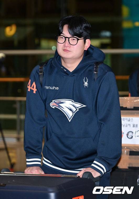 [OSEN=인천공항, 민경훈 기자] 프로야구 한화 이글스가 2026 시즌을 준비하기 위해 23일 오전 인천공항을 통해 호주 멜버른으로 1차 스프링캠프를 떠났다.김경문 감독이 이끄는 한화 선수단은 코치진 17명, 선수 46명을 합해 63명으로 1차 스프링캠프 명단을 꾸렸다.한화 김서현이 출국길에 오르고 있다. 2026.01.23 / rumi@osen.co.kr