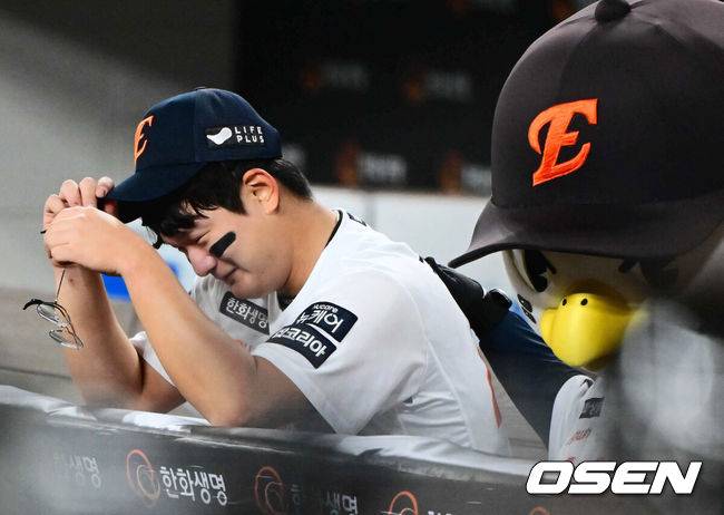 [OSEN=대전, 지형준 기자] 프로야구 한화 이글스가 극적인 역전승으로 반격에 성공했다. 한화는 29일 대전 한화생명볼파크에서 열린 2025 신한 SOL뱅크 KBO 한국시리즈 3차전 LG 트윈스와의 경기에서 7-3 역전승을 거뒀다. 1차전과 2차전을 모두 내준 한화는 이날 승리로 시리즈 전적 1승 2패 추격을 시작했다. 경기를 마치고 한화 김서현이 더그아웃에서 눈물을 흘리고 있다. 2025.10.29 /jpnews@osen.co.kr