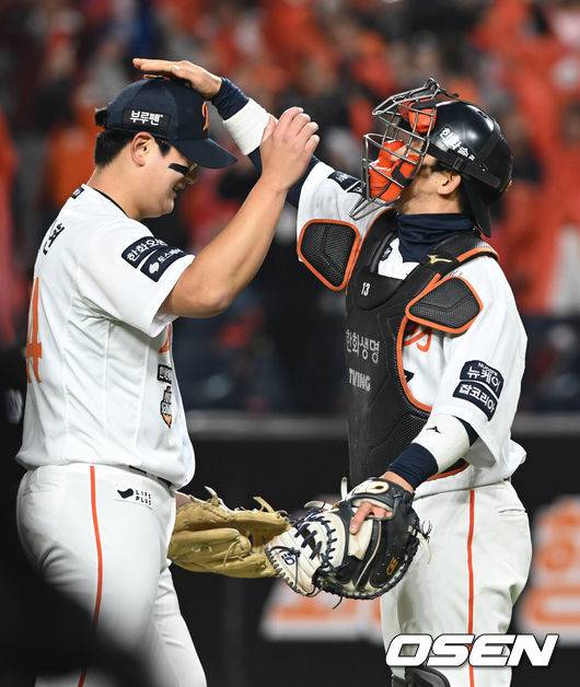 [OSEN=대전, 손용호 기자] 프로야구 한화 이글스가 극적인 역전승으로 반격에 성공했다. 한화는 29일 대전 한화생명볼파크에서 열린 2025 신한 SOL뱅크 KBO 한국시리즈 3차전 LG 트윈스와의 경기에서 7-3 역전승을 거뒀다. 1차전과 2차전을 모두 내준 한화는 이날 승리로 시리즈 전적 1승 2패 추격을 시작했다. 경기를 마치고 한화 김서현이 승리를 기뻐하고 있다.  2025.10.29 /spjj@osen.co.kr