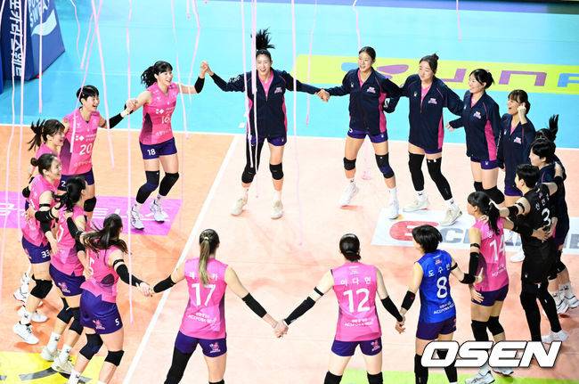 [OSEN=인천, 이대선 기자] 흥국생명은 14일 오후 인천 삼산월드체육관에서 열린 진에어 2025-2026 V-리그 한국도로공사와의 경기에서 세트 스코어 3-1(23-25, 25-22, 29-27, 25-0)로 승리했다.흥국생명은 3연승을 달렸다.경기 종료 후 흥국생명 선수들이 승리의 기쁨을 나누고 있다. 2026.01.14 /sunday@osen.co.kr