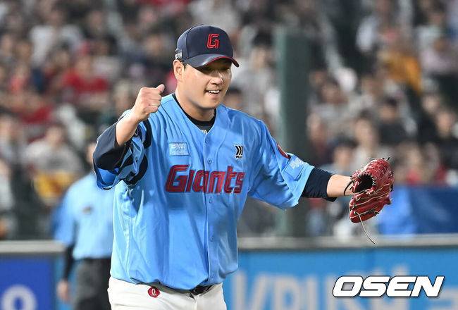 [OSEN=부산, 이석우 기자] 8일 부산 사직야구장에서 2025 신한 SOL 뱅크 KBO 리그 롯데 자이언츠와 SSG 랜더스의 경기가 열렸다. 홈팀 롯데는 나균안이, 방문팀 SSG는 최민준이 선발 출전했다.롯데 자이언츠 선발 투수 나균안이 6회초 1사 1,2루 SSG 랜더스 현원회를 유격수 병살로 잡고 환호하고 있다. 2025.08.08 / foto0307@osen.co.kr