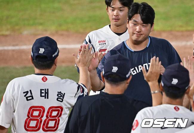 [OSEN=부산, 이석우 기자] 26일 부산 사직야구장에서 2025 신한 SOL 뱅크 KBO 리그 롯데 자이언츠와 KT 위즈의 경기가 열렸다. 홈팀 롯데는 나균안이, 방문팀 KT는 오원석이 선발 출전했다.롯데 자이언츠 나균안이 KT 위즈에 4-3으로 승리한 후 김태형 감독과 하이파이브를 하고 있다. 2025.08.26 / foto0307@osen.co.kr