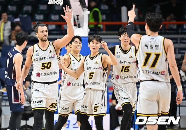 [OSEN=부산, 이석우 기자] 23일 부산 사직체육관에서 2025-2026 LG전자 프로농구 부산 KCC와 창원 LG의 경기가 열렸다.허웅·송교창이 복귀한 KCC가 타마요·양홍석 이탈로 전력 공백이 생긴 LG를 상대로 길었던 LG전 10연패 탈출을 노린다.창원 LG 마레이와 선수들이 슛을 성공시킨 허일영과 기뻐하고 있다. 2026.01.23 / foto0307@osen.co.kr