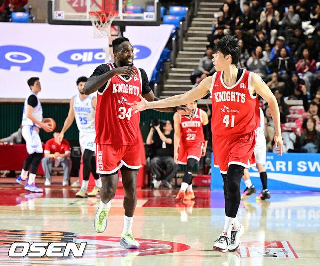 [OSEN=잠실학생체, 지형준 기자] 24일 서울 잠실학생체육관에서 2025-2026 LG전자 프로농구 서울 SK와 대구 한국가스공사의 경기가 열렸다.SK는 4위(19승 14패), 한국가스공사는 10위(11승 22패)를 기록중이다.3쿼터 SK 오세근이 3점슛을 성공시키며 워니와 기뻐하고 있다. 2026.01.24 /jpnews@osen.co.kr