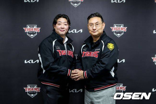 KIA 타이거즈는 21일 FA 투수 김범수와 3년 최대 20억 원(계약금 5억, 연봉 총액 12억, 인센티브 3억) 계약을 발표했다. 심재학 KIA 단장과 김범수. / KIA 타이거즈 제공