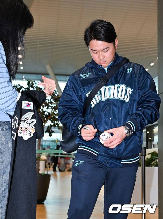 [OSEN=인천공항, 민경훈 기자] 프로야구 NC 다이노스가 스프링캠프를 위해 24일 오후 인천국제공항을 통해 미국 LA로 출국했다.NC 스프링캠프 본진은 로스앤젤레스에 도착한 후 미국 국내선을 경유해 애리조나 투손으로 이동할 예정이다.NC 토다 나츠키가 출국길에 오르며 팬에게 사인을 해주고 있다. 2026.01.24 / rumi@osen.co.kr