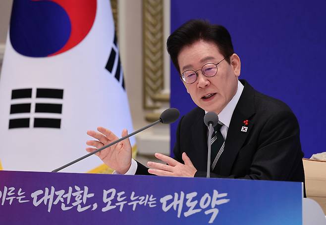 이재명 대통령이 21일 청와대 영빈관에서 열린 2026 신년 기자회견 ‘함께 이루는 대전환, 모두 누리는 대도약’에서 질문에 답하고 있다. 청와대사진기자단