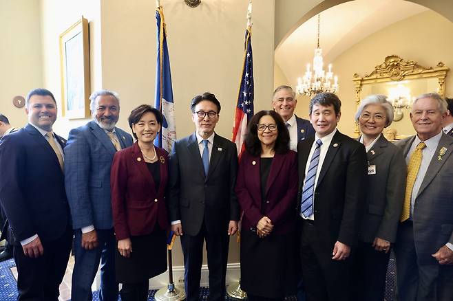 김민석 국무총리가 22일(현지시간) 미국 의사당을 방문, 하원 주요 인사들과 기념촬영을 하고 있다. 국무총리실 제공