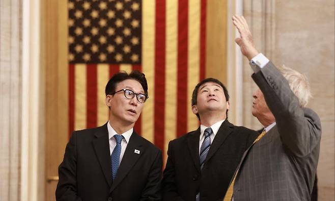 김민석 국무총리가 22일(현지시간) 미국 의사당을 방문, 하원 주요 인사들과 인사를과 대화하고 있다. 국무총리실 제공