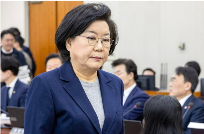 하루 밤새운 청문회, 끝나지 않은 논쟁…이혜훈 거취 어디로?