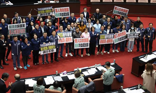 16일(현지시간) 대만 입법원(국회)의사당에서 원내 제1야당인 국민당 원내대표단이 “군인 급여·수당 인상 및 민생 예산을 우선 처리하라”는 문구가 쓰인 손팻말을 들고 항의하고 있다.&nbsp;대만중화통신 캡처