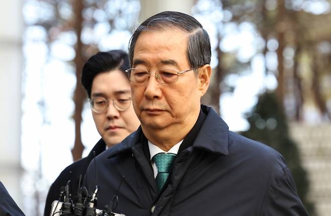 12·3 비상계엄 관련 내란 방조 등 혐의를 받는 한덕수 전 국무총리가 21일 서울 서초구 서울중앙지법에서 열린 1심 선고공판에 출석하고 있다. 뉴시스