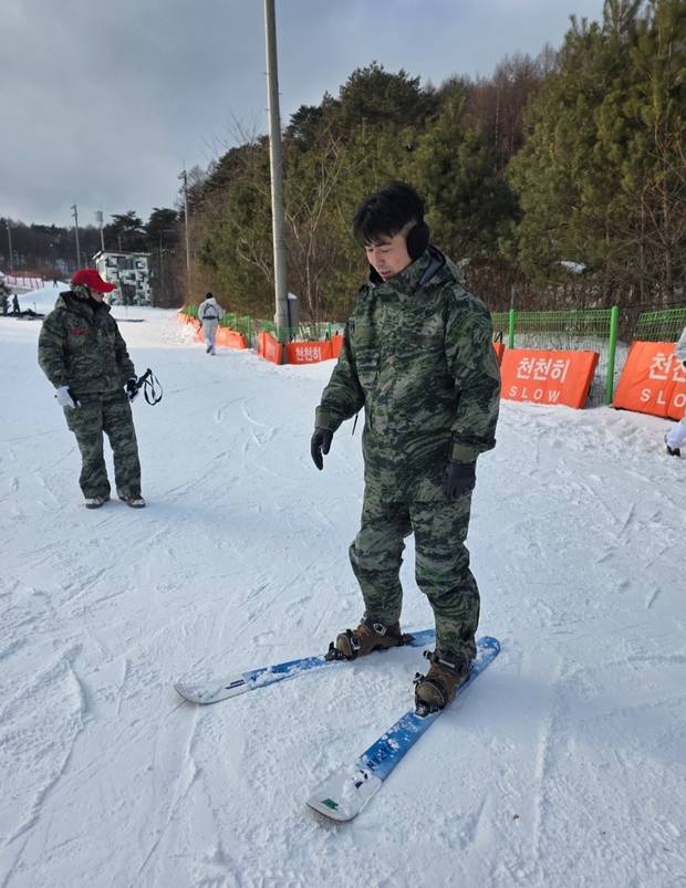 설상 기동훈련 참가에 앞서 본지 이현호 기자가 해병대 전용 텔레마크 스키를 타고 준비 과정을 체험하고 있다. 사진 제공=해병대사령부