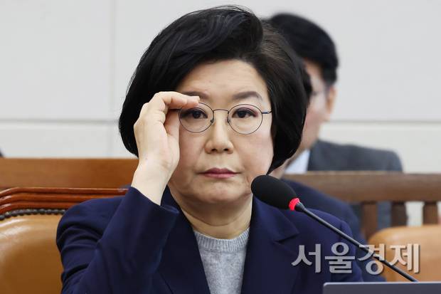 이혜훈 기획예산처 장관 후보자가 23일 서울 여의도 국회에서 열린 재정경제기획위원회의 인사청문회에서 안경을 만지고 있다. 성형주 기자