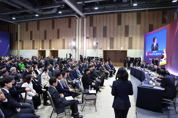 23일 이재명 대통령이 참석한 가운데 울산 타운홀미팅이 진행되고 있다.  연합뉴스