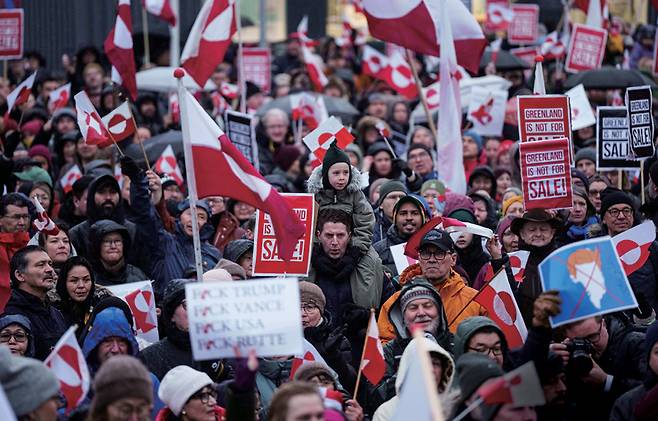 1월17일 그린란드 누크(Nuuk)에서 시위대가 도널드 트럼프 대통령의 그린란드 정책에 항의하기 위해 미국 영사관으로 행진하고 있다. ⓒAP 연합