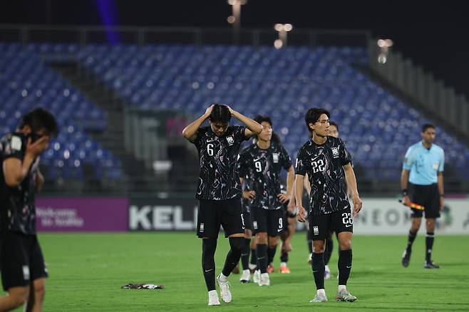한국 축구대표팀 선수들이 24일 사우디아라비아 제다 킹 압둘라 스포츠 시티홀 스타디움에서 열린 2026 AFC U23 아시안컵 3, 4위 결정전 베트남과 승부차기 패한 후 실망하고 있다. 대한축구협회 제공