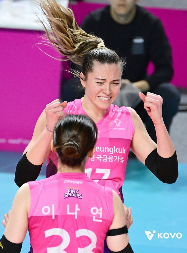 흥국생명 레베카, V리그 첫 라운드 MVP…레오는 역대 최다 수상으로 김연경 넘었다