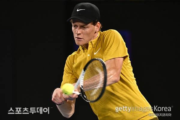 시너, '폭염 규정' 덕에 스피리지에 역전승…호주오픈 16강 진출