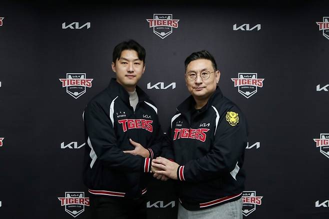 ▲ 홍건희(왼쪽)와 심재학 단장 ⓒKIA 타이거즈