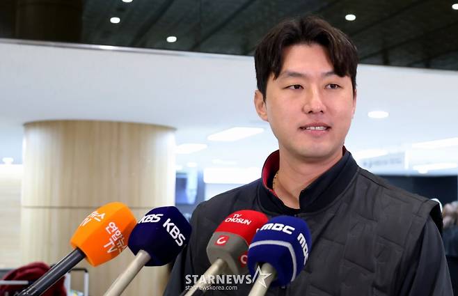 FA계약으로 친정 기아로 돌아온 홍건희가 23일 김포공항을 통해 일본으로 출국하고 있다.  출국전 기자회견과 포토타임을 갖는 홍건희.  /사진=강영조 선임기자