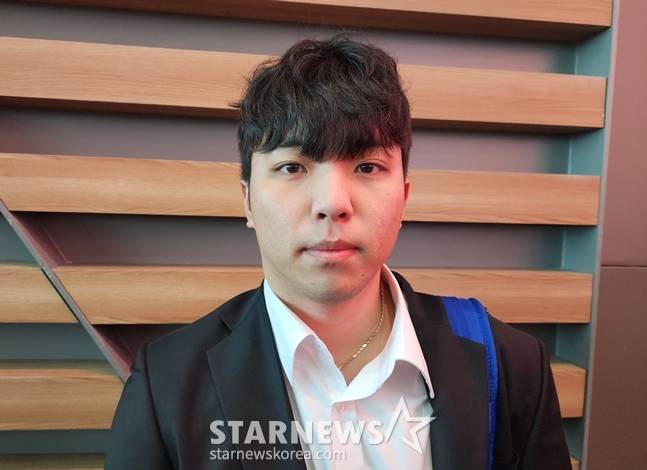 23일 출국 직전 취재진과 만난 김영웅. /사진=박수진 기자