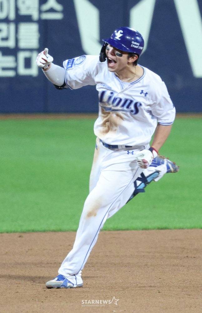 홈런 직후 포효하는 김영웅. /사진=김진경 대기자