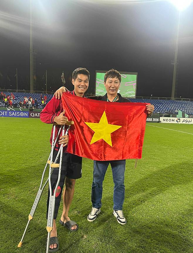 24일(한국시간) 사우디아라비아 제다의 킹 압둘라 스포츠 시티 홀 스타디움에서 열린 2026 아시아축구연맹(AFC) U-23 아시안컵 3위 결정전이 끝난 뒤 김상식(오른쪽) 베트남 감독. /사진=베트남 축구협회(VFF) 공식 홈페이지 갈무리