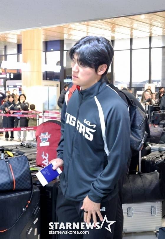 부상에서 회복하며 100% 몸상태를 유지하고 있는 김도영이 23일 김포공항을 통해 일본으로 출국하고 있다. /사진=강영조 선임기자