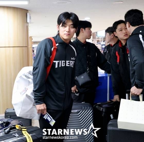 부상에서 회복하며 100% 몸상태를 유지하고 있는 김도영이 23일 김포공항을 통해 일본으로 출국하고 있다. /사진=강영조 선임기자