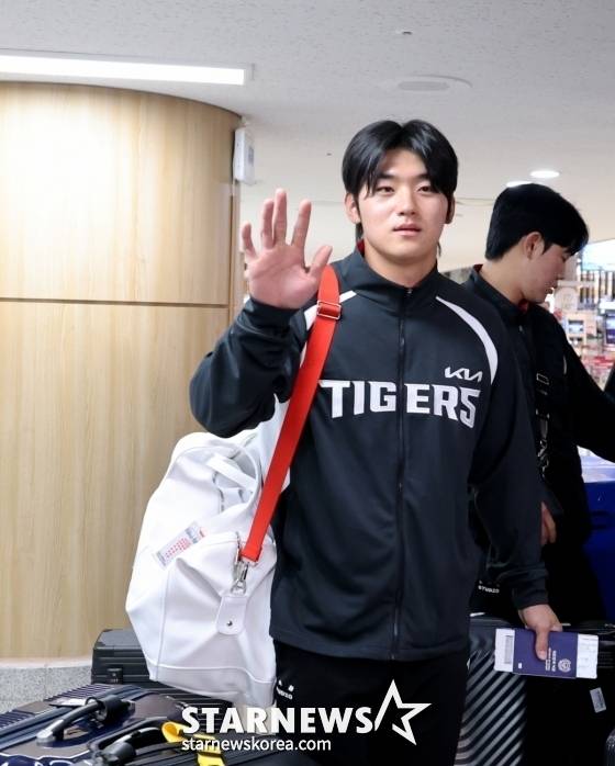 부상에서 회복하며 100% 몸상태를 유지하고 있는 김도영이 23일 김포공항을 통해 일본으로 출국하고 있다. /사진=강영조 선임기자