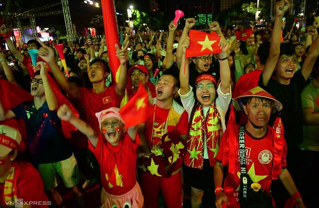 베트남 팬들이 거리로 쏟아져 나와 응원을 하고 있다. /사진=VN익스프레스 갈무리