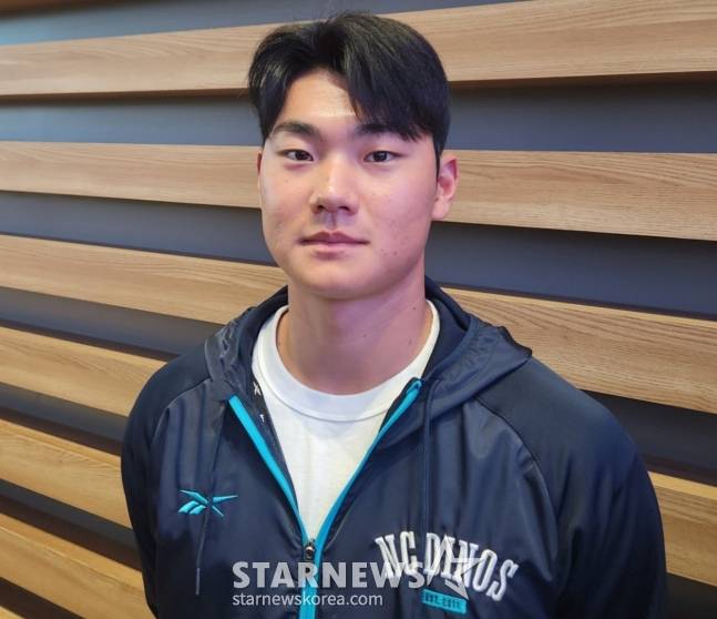 NC 김주원이 24일 미국 애리조나 출국을 앞두고 취재진과 인터뷰를 하고 있다. /사진=안호근 기자