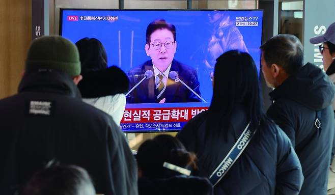 증시는 연일 최고치를 경신하고 있지만 실물경제는 냉랭하다. 정부가 나서 한국 경제가 새 성장엔진을 장착할 수 있는 생태계를 조성해야 한다.[사진 | 뉴시스]