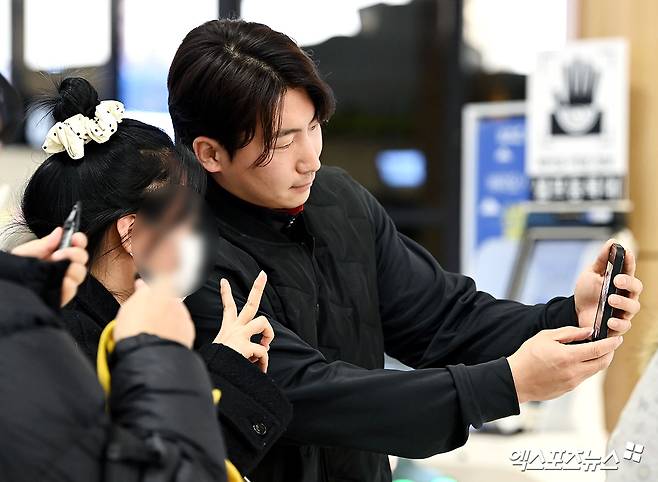 KIA 타이거즈가 23일 오후 일본 아마미오시마에서 진행되는 스프링캠프를 위해 김포국제공항을 통해 일본으로 출국했다.  나성범이 출국장으로 향하고 있다. 김포공항, 고아라 기자