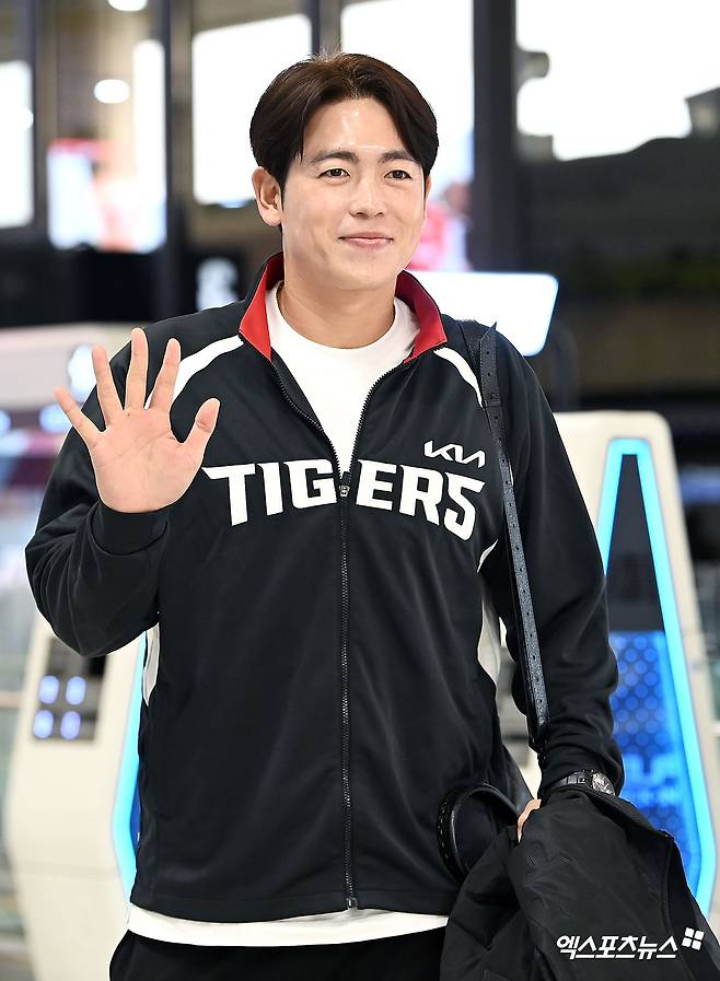 KIA 타이거즈가 23일 오후 일본 아마미오시마에서 진행되는 스프링캠프를 위해 김포국제공항을 통해 일본으로 출국했다.  이태양이 출국장으로 향하고 있다. 김포공항, 고아라 기자