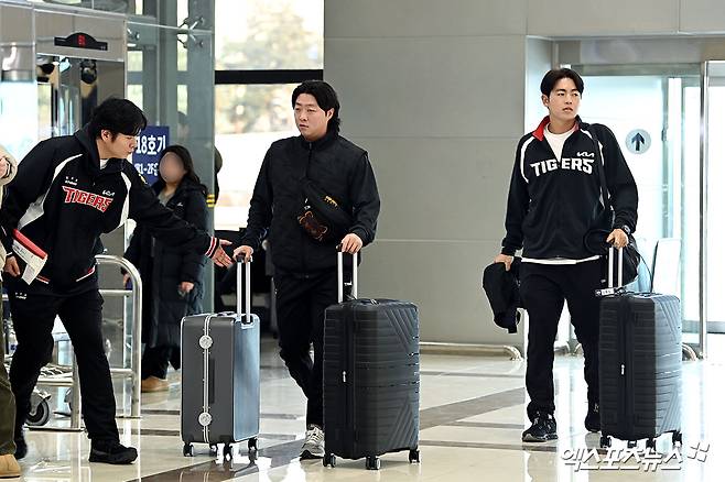 KIA 타이거즈가 23일 오후 일본 아마미오시마에서 진행되는 스프링캠프를 위해 김포국제공항을 통해 일본으로 출국했다.  김범수, 이태양이 출국장으로 향하고 있다. 김포공항, 고아라 기자