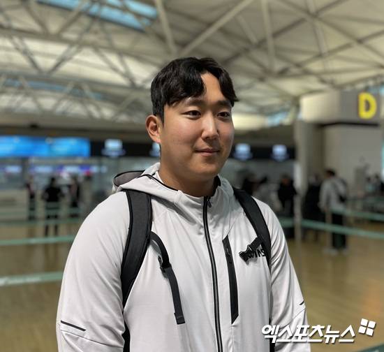 23일 인천국제공항을 통해 미국으로 출국한 LG 트윈스 손주영이 출국 전 취재진과 인터뷰에 응하고 있다. 인천공항, 김유민 기자