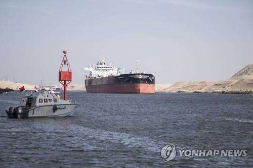 수에즈 운하 통과하는 유조선 [EPA 연합뉴스 자료사진. 재판매 및 DB 금지]