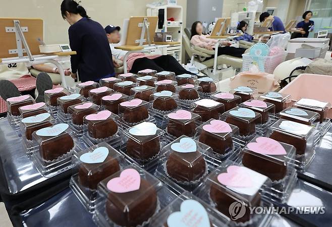 헌혈자 위해 준비한 '두쫀쿠' (부산=연합뉴스) 강선배 기자 = 헌혈 비수기를 맞아 23일 부산 헌혈의 집 서면센터에 전혈·혈소판 헌혈자에게 증정될 '두쫀쿠(두바이쫀득쿠키)'가 놓여 있다. 부산혈액원은 이날 하루 동안 헌혈의 집 13곳에서 방문객에게 '두쫀쿠'를 제공하는 프로모션을 열었다. 총제공 물량은 약 650개. 2026.1.23 sbkang@yna.co.kr