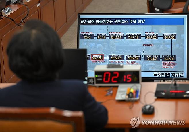 의원 질의 자료 살피는 이혜훈 후보자 (서울=연합뉴스) 이동해 기자 = 이혜훈 기획예산처 장관 후보자가 23일 국회 재정경제기획위원회에서 열린 인사청문회에서 조국혁신당 차규근 의원의 자료를 보고 있다. 2026.1.23 [공동취재] eastsea@yna.co.kr