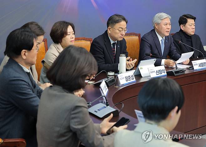 발언하는 서왕진 원내대표 (서울=연합뉴스) 류영석 기자 = 조국혁신당 서왕진 원내대표가 24일 서울 여의도 국회에서 더불어민주당 정청래 대표의 합당 제안 관련 논의를 위해 열린 긴급 의원총회에 참석해 발언하고 있다. 2026.1.24 ondol@yna.co.kr