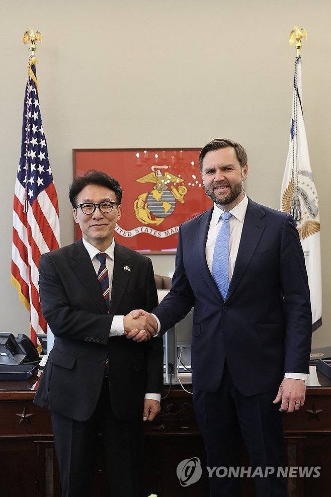 김민석 국무총리와 JD 밴스 부통령 (서울=연합뉴스) 김민석 국무총리가 23일(현지시간) 미국 워싱턴DC 백악관에서 JD 밴스 부통령과 면담에 앞서 기념 촬영을 하고 있다. 2026.1.24 [총리실 제공. 재판매 및 DB금지] uwg806@yna.co.kr