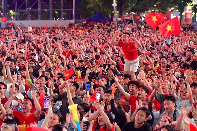 베트남 거리 응원 인파 [VN익스프레스 홈페이지 캡처. 재판매 및 DB 금지]