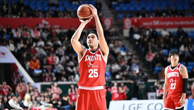 슛하는 알빈 톨렌티노 [KBL 제공. 재판매 및 DB 금지]